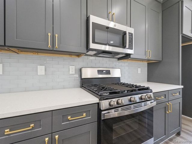 2886 Summers Place, Troy, MI 48084