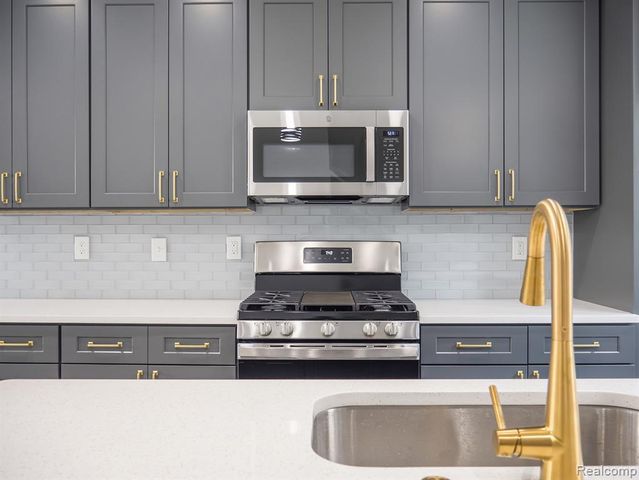 2886 Summers Place, Troy, MI 48084