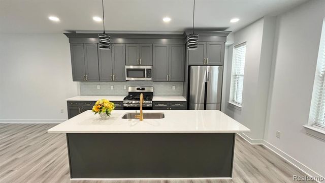 2886 Summers Place, Troy, MI 48084