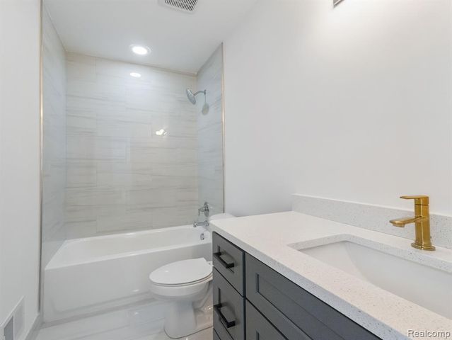 2886 Summers Place, Troy, MI 48084