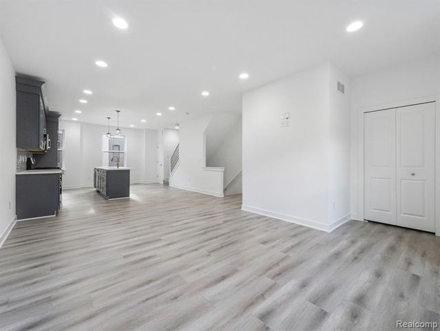 2886 Summers Place, Troy, MI 48084