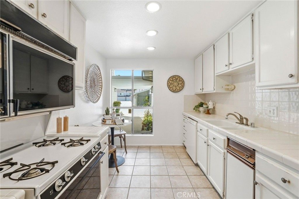 Image 16 of property listing at 18130 Andrea Circle N 4, Northridge, CA 91325