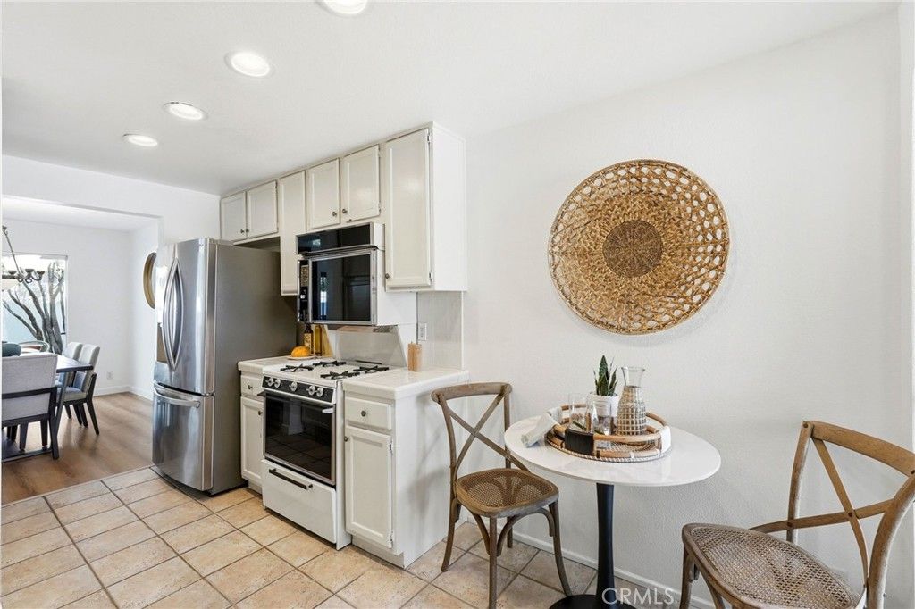 Image 17 of property listing at 18130 Andrea Circle N 4, Northridge, CA 91325