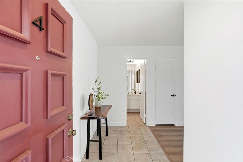 Image 5 of property listing at 18130 Andrea Circle N 4, Northridge, CA 91325