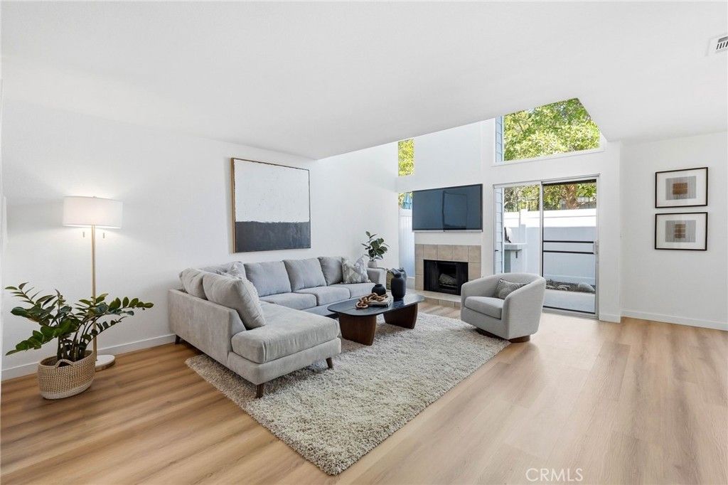 Image 6 of property listing at 18130 Andrea Circle N 4, Northridge, CA 91325