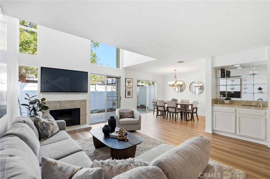 Image 7 of property listing at 18130 Andrea Circle N 4, Northridge, CA 91325