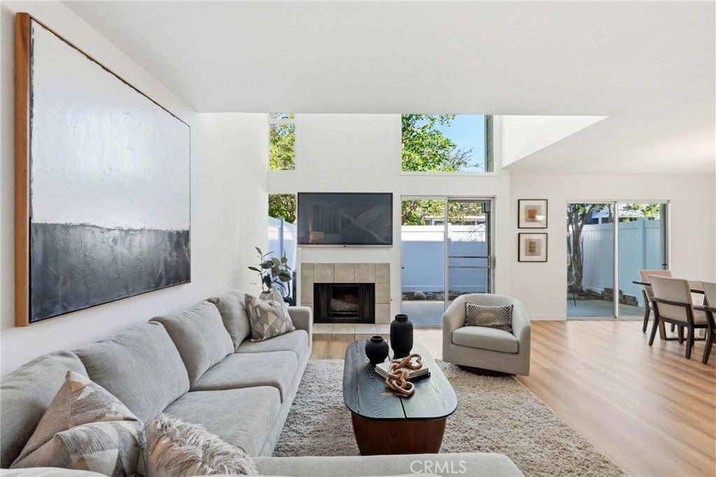 Image 9 of property listing at 18130 Andrea Circle N 4, Northridge, CA 91325