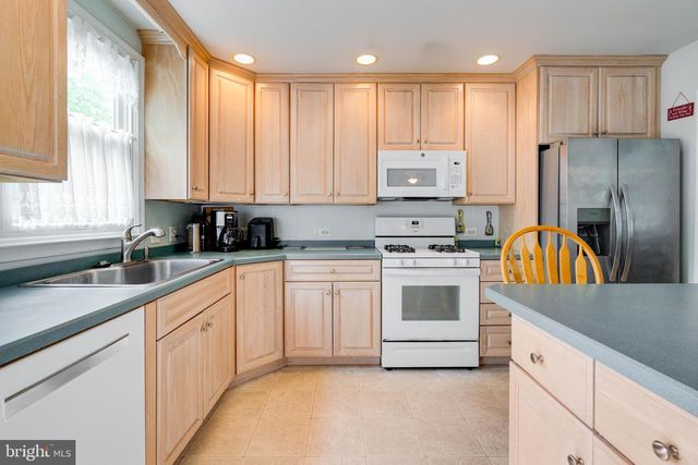 108 BRENTWOOD DR, Mount Laurel, NJ 08054