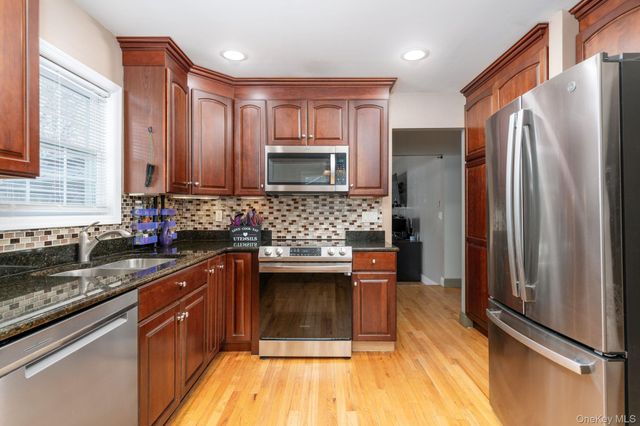 4 Rowe Street, Coram, NY 11727