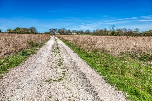 6510 Ganske Road, Burton, TX 77835