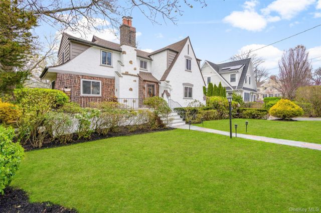 200 Larchmont Avenue, Larchmont, NY 10538