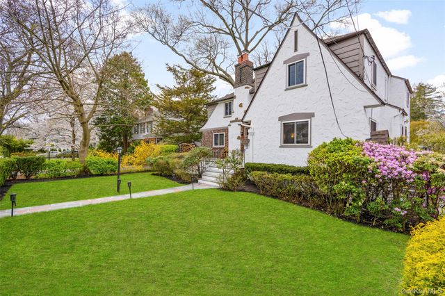 200 Larchmont Avenue, Larchmont, NY 10538