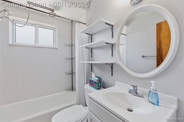 7228 Sterling Street, Center Line, MI 48015
