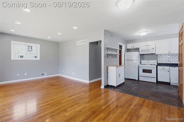 7228 Sterling Street, Center Line, MI 48015