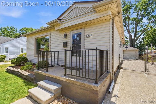 7228 Sterling Street, Center Line, MI 48015
