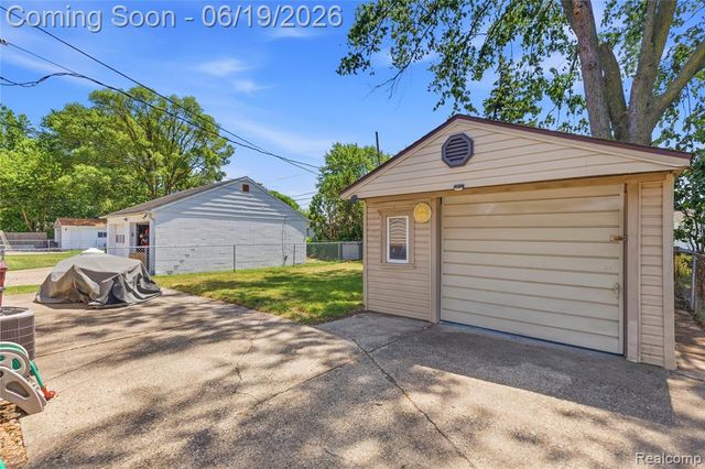 7228 Sterling Street, Center Line, MI 48015