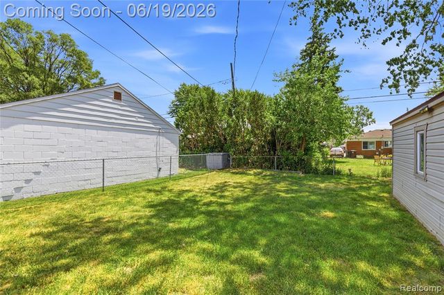 7228 Sterling Street, Center Line, MI 48015