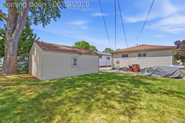 7228 Sterling Street, Center Line, MI 48015