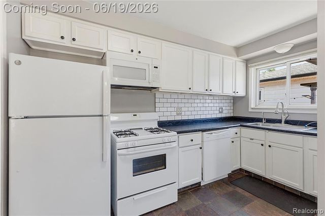 7228 Sterling Street, Center Line, MI 48015
