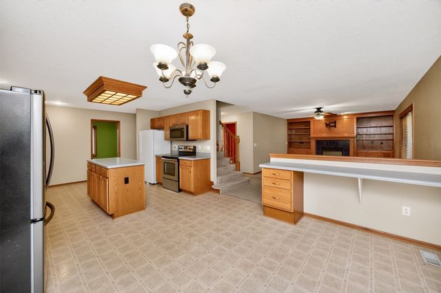 6827 NW 56th Street, Johnston, IA 50131