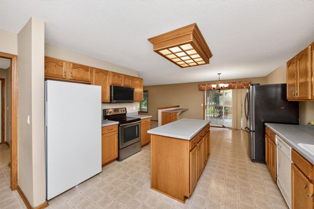 6827 NW 56th Street, Johnston, IA 50131