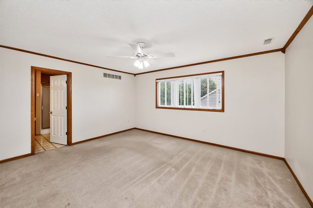 6827 NW 56th Street, Johnston, IA 50131