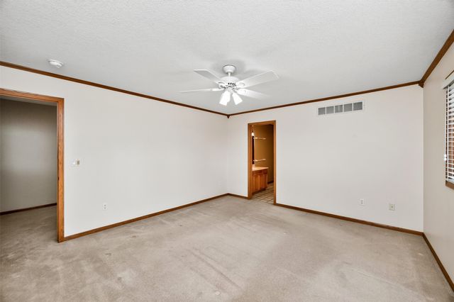 6827 NW 56th Street, Johnston, IA 50131