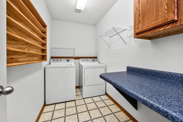 6827 NW 56th Street, Johnston, IA 50131