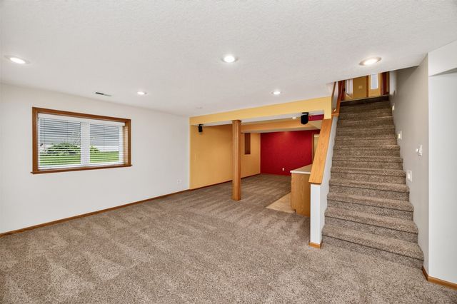 6827 NW 56th Street, Johnston, IA 50131