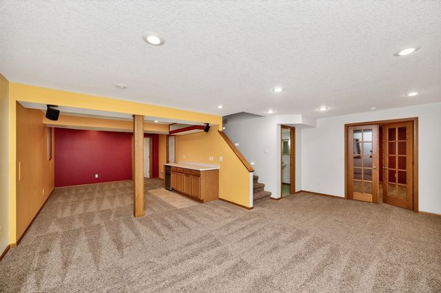 6827 NW 56th Street, Johnston, IA 50131