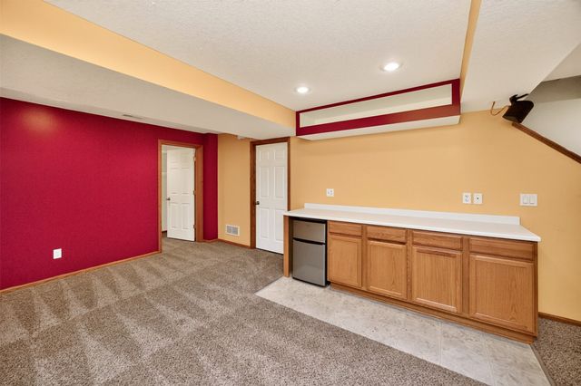 6827 NW 56th Street, Johnston, IA 50131