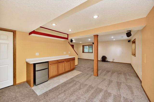 6827 NW 56th Street, Johnston, IA 50131