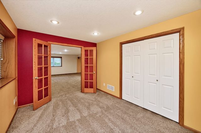 6827 NW 56th Street, Johnston, IA 50131