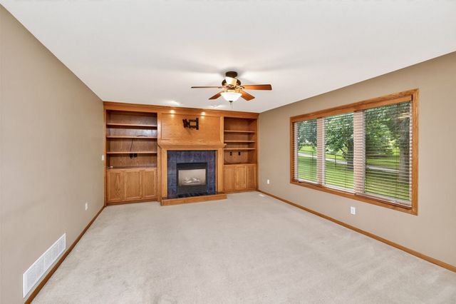 6827 NW 56th Street, Johnston, IA 50131