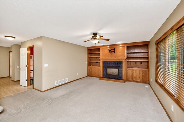 6827 NW 56th Street, Johnston, IA 50131