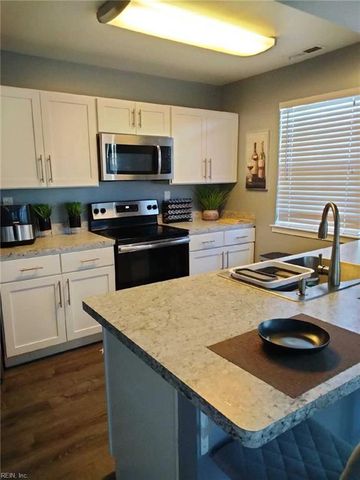 136 Seaside LN, Virginia Beach, VA 23462
