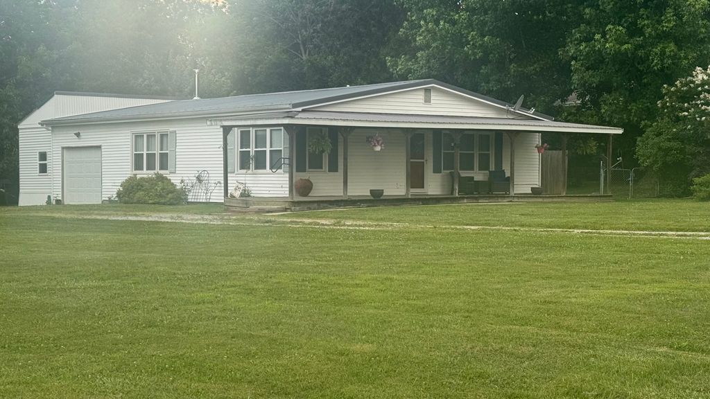 Image 3 of property listing at 14544 N Old Centralia Lane, Mt Vernon, IL 62864