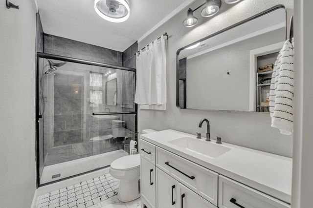 2411 N Page Rd, Longview, TX 75605