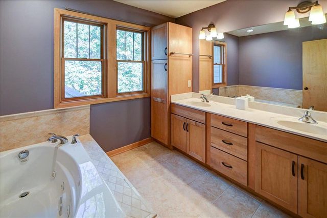 18 Glen Arbor Way, Fitchburg, WI 53711