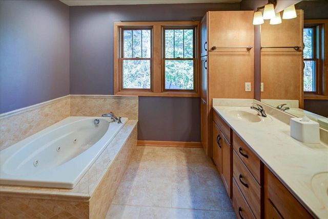 18 Glen Arbor Way, Fitchburg, WI 53711