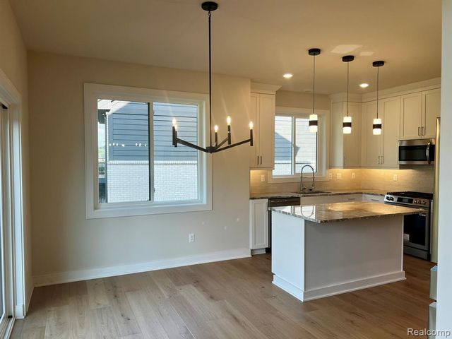 2936 W Walton Boulevard, Waterford, MI 48329