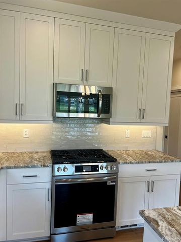 2936 W Walton Boulevard, Waterford, MI 48329