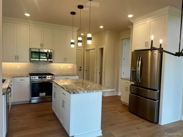 2936 W Walton Boulevard, Waterford, MI 48329