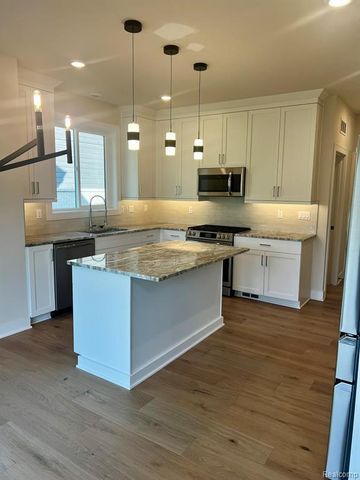 2936 W Walton Boulevard, Waterford, MI 48329