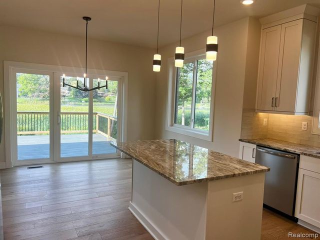 2936 W Walton Boulevard, Waterford, MI 48329