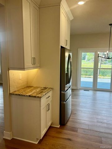 2936 W Walton Boulevard, Waterford, MI 48329