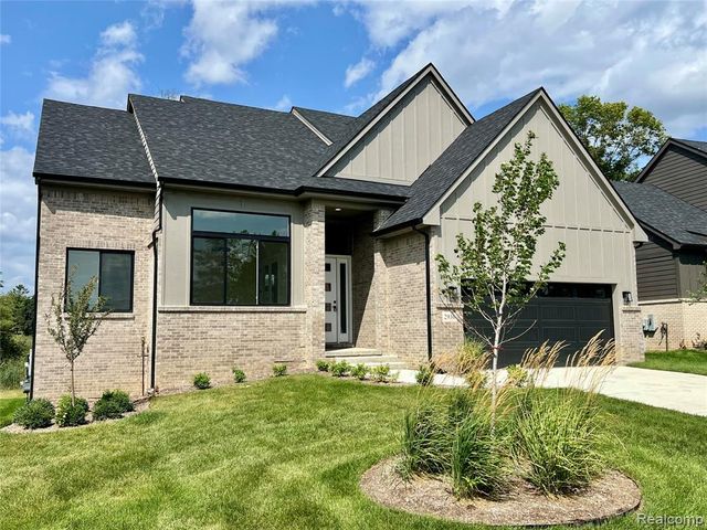 2936 W Walton Boulevard, Waterford, MI 48329