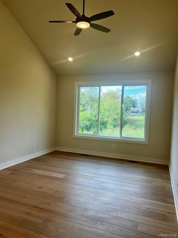 2936 W Walton Boulevard, Waterford, MI 48329