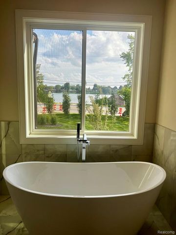 2936 W Walton Boulevard, Waterford, MI 48329