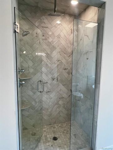 2936 W Walton Boulevard, Waterford, MI 48329